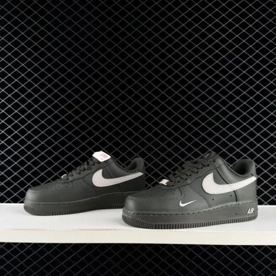 Nike Air Force 1 07 HQ3485-104 cinza-escuro, cinza-claro e branco