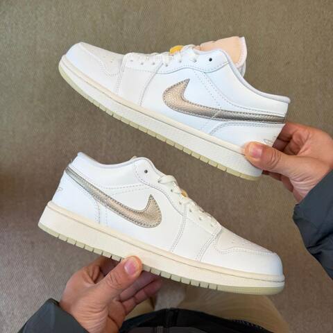 Jordan Air Jordan 1 Low SE HV5157-100 Sail Team Gold Pale Ivory EU 41 Sneaker - Men's (BS-87223)