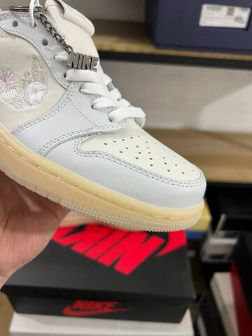 Jordan Air Jordan 1 Low OG IF4391 100 White Light Blue Pale Yellow EUR 39 Sneaker - Women s BS-87236