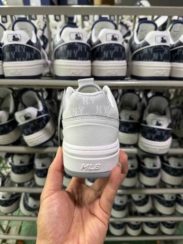 MLB Chunky Liner 3 ASXM046 White Silver Skate Shoe Skate