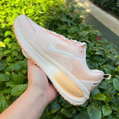 Nike Vomero 18 Guava Ice Sail-Orange Chalk EU 40 Running - Men's (BS-87052)