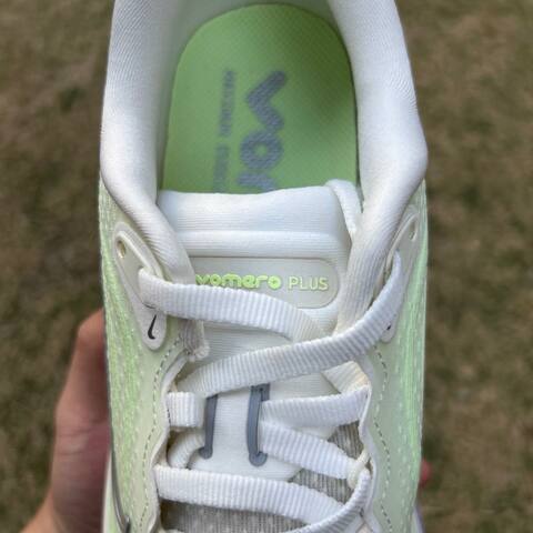 Nike Vomero Plus Sail Metallic Silver Neon Green EU 39 Running - Women's (BS-87058)