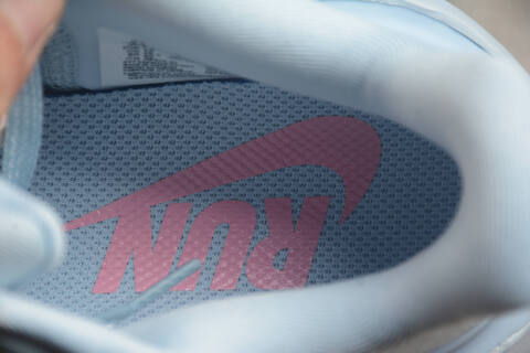 Nike Zoom Premium FN8453 027 Ice Blue Pink EUR 42 Running Shoe - Men s BS-59715