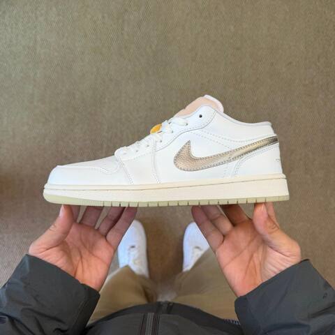 Jordan Air Jordan 1 Low SE HV5157-100 Sail Team Gold Pale Ivory EU 41 Sneaker - Men's (BS-87223)
