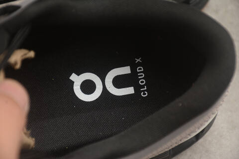 On Cloud X 4 3ME30042532 Fog Black White Gum Brown US 7 EU 40 UK 6 5 JP 25 Running Shoe Running Sneakers - Men's (BS-59781)