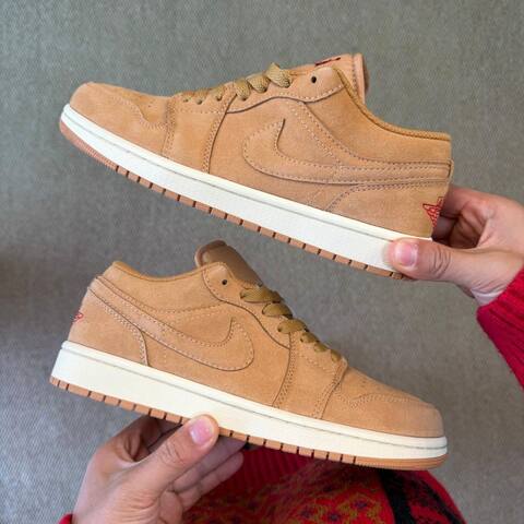 Jordan Air Jordan 1 Low SE HV4089-200 Flax Varsity Red Muslin US 8 UK 7 BR 39 5 EUR 41 CM 26 Sneaker - Unisex (BS-87222)