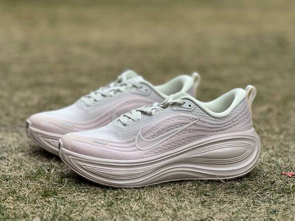 Nike Vomero Plus (HV8154-603) Silt Red / Phantom / Light Bone US 8 / W US 9.5 / EUR 39 running