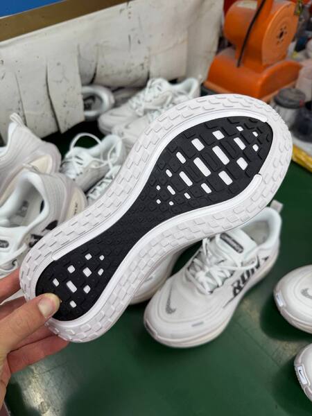 Nike Vomero Plus white/black running