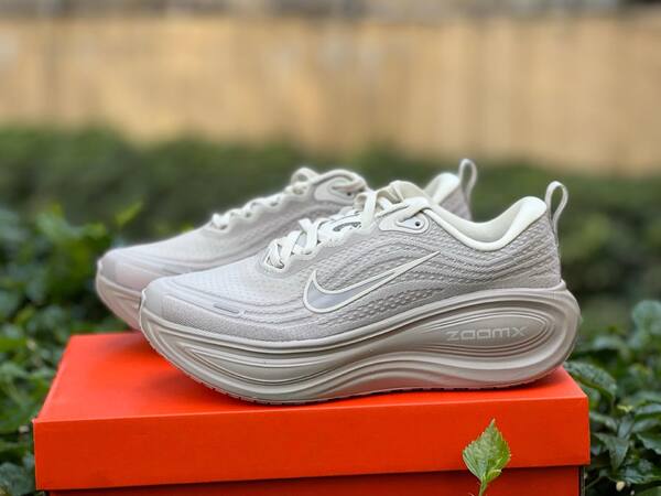 Nike Vomero Plus HV8150-001 Light Bone/Phantom-Lt Iron Ore EU 40 running