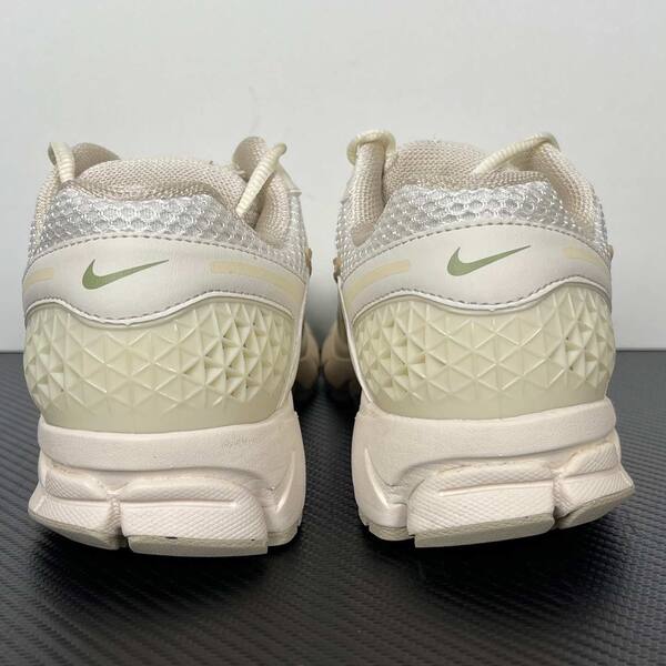Nike Zoom Vomero 5 light beige / cream with silver mesh running