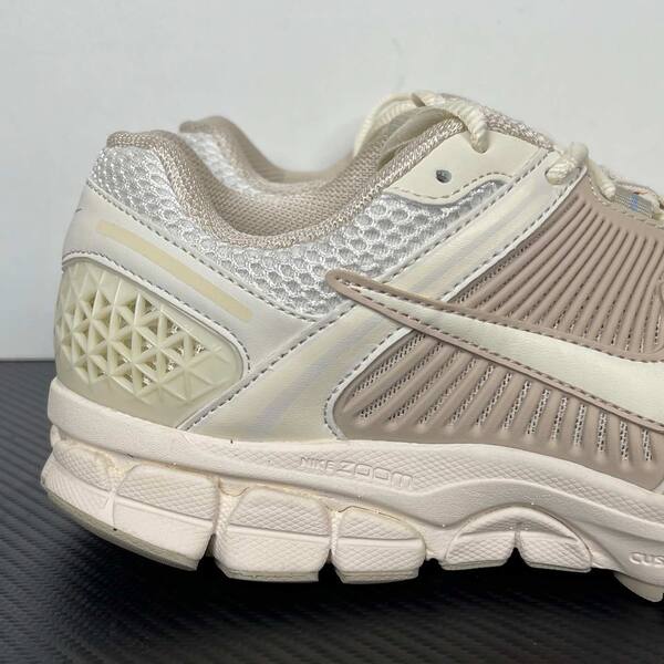 Nike Zoom Vomero 5 light beige / cream with silver mesh running