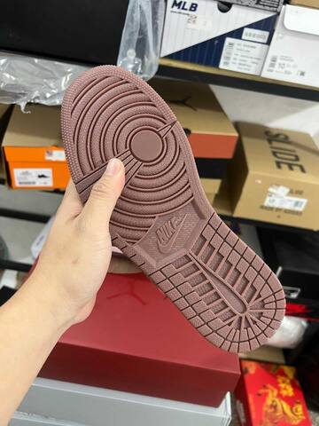 Jordan Air Jordan 1 Low SE IQ9787 262 Light Chocolate Pink Foam EUR 41 Sneaker - Men's (BS-87144)