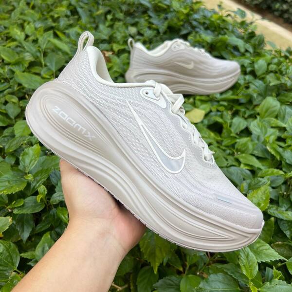 Nike Vomero Plus HV8150-001 Light Bone/Phantom-Lt Iron Ore EU 40 running