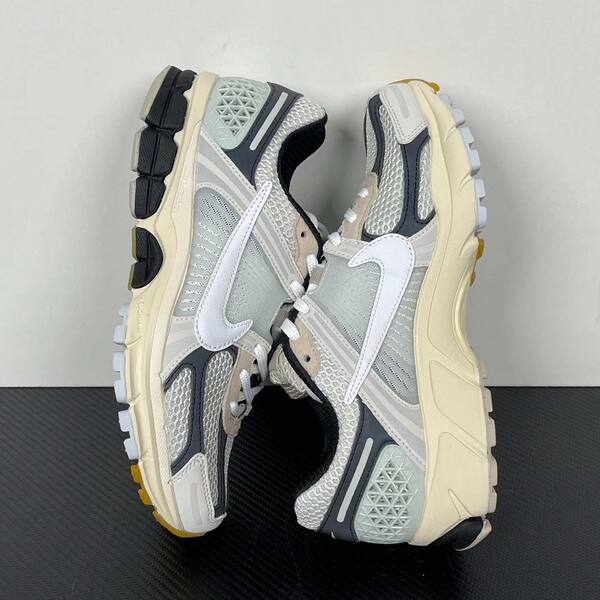 Nike Zoom Vomero 5 FN7649-110 White/Light Grey/Black/Yellow Ochre running