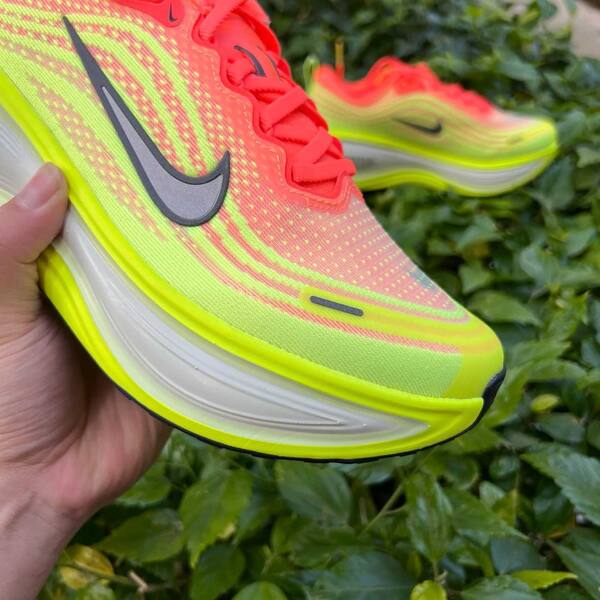 Nike Vomero Plus Bright Mango / Metallic Dark Grey / neon yellow EU 40 running
