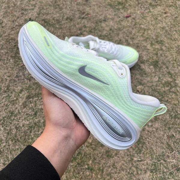 Nike Vomero Plus HV8154-103 Sail/Metallic Silver EU 39 running