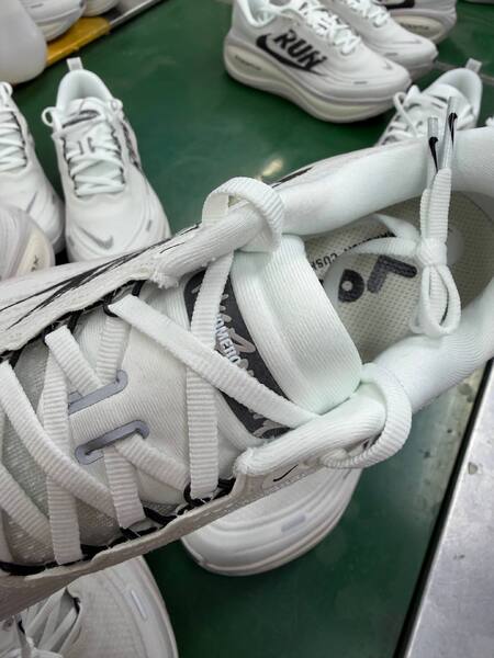 Nike Vomero Plus white/black running
