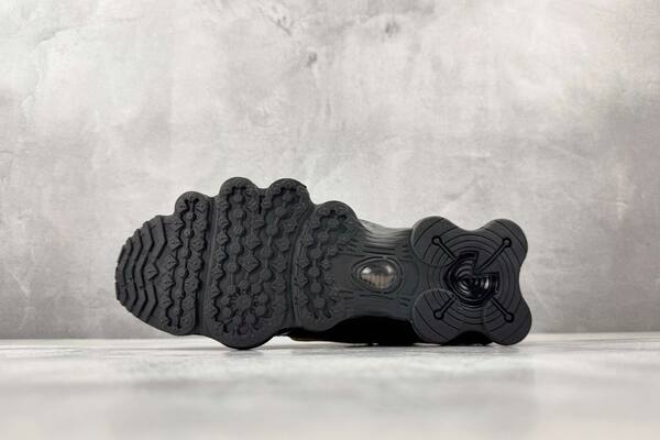 Nike Shox TL Black/Gold lifestyle