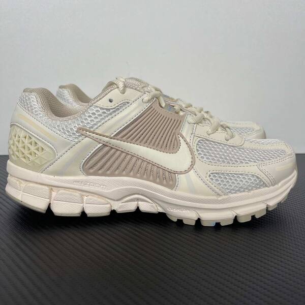 Nike Zoom Vomero 5 light beige / cream with silver mesh running