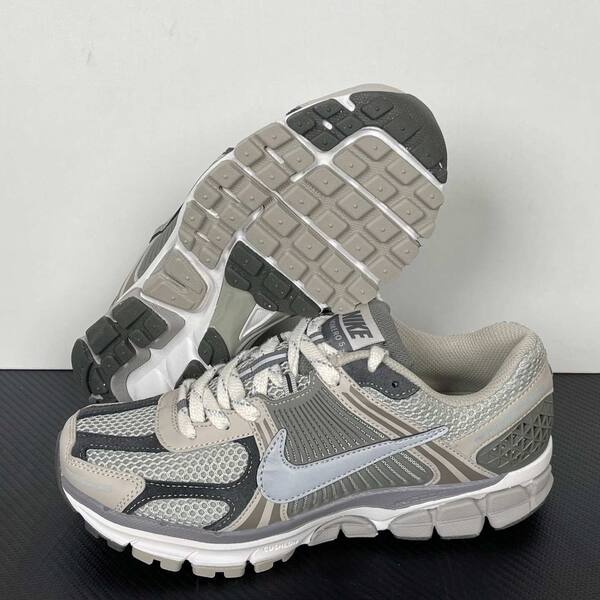 Nike Zoom Vomero 5 silver grey black white running lifestyle