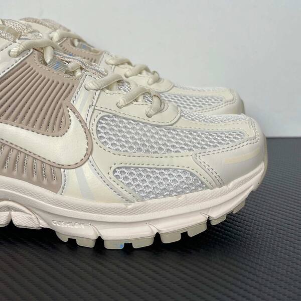 Nike Zoom Vomero 5 light beige / cream with silver mesh running