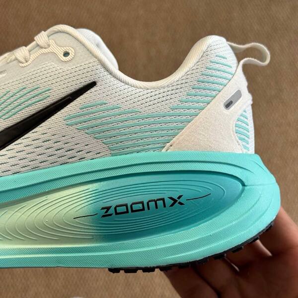 Nike Vomero 18 white black with aqua blue sole EU 41 running lifestyle