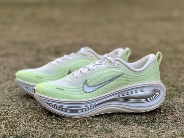 Nike Vomero Plus HV8154-103 Sail/Metallic Silver EU 39 running