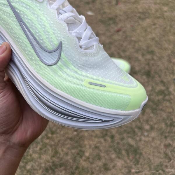 Nike Vomero Plus Sail Metallic Silver neon green EU 39 running lifestyle