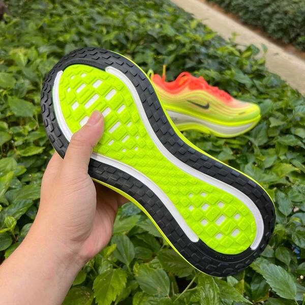 Nike Vomero Plus Bright Mango / Metallic Dark Grey / neon yellow EU 40 running