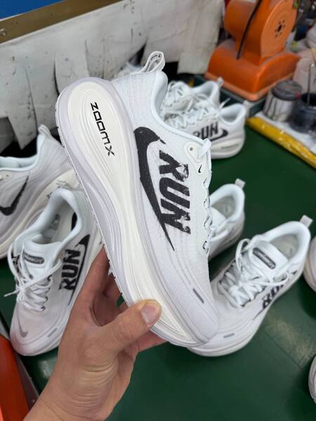 Nike Vomero Plus white/black running