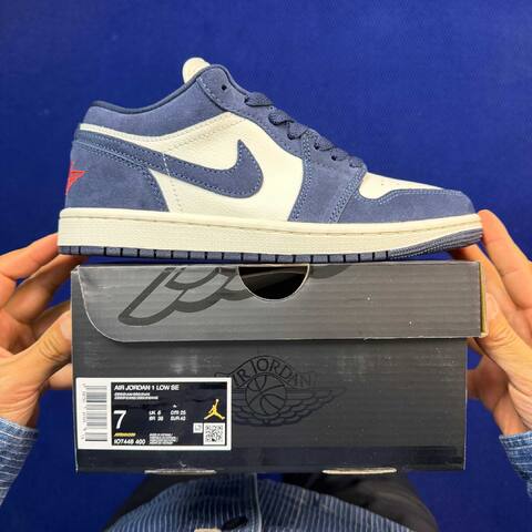 Jordan Air Jordan 1 Low SE IO7448-400 Sail Navy Blue Red US 7 UK 6 BR 38 EUR 40 CM 25 Sneaker - Unisex (BS-87171)