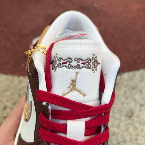 Jordan Air Jordan 1 Low SE IQ5321 121 Sail Hemp Chocolate White Red US 7 5 UK 6 5 BR 39 EUR 40 5 Cm 25 5 Sneaker - Unisex (BS-87241)
