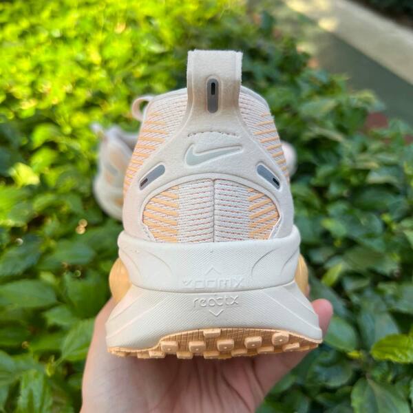 Nike Vomero 18 HM6804-800 Guava Ice/Sail-Orange Chalk WMNS US 8.5 / MENS US 7 / EUR 40 running