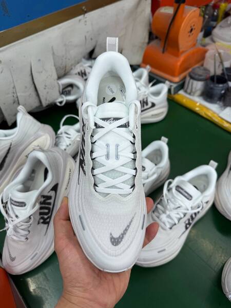 Nike Vomero Plus white/black running