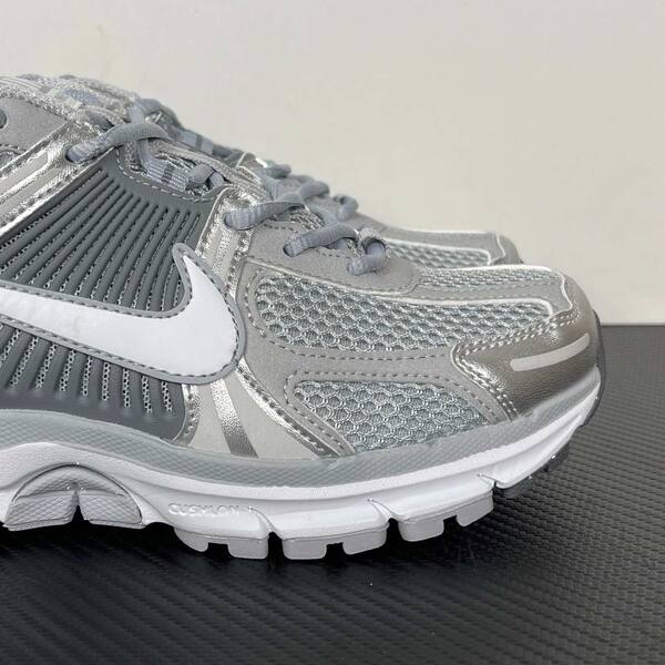 Nike Zoom Vomero 5 FJ4151-003 Metallic Silver/White/Grey running