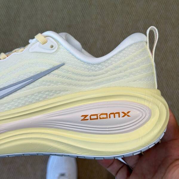 Nike Vomero Plus ZoomX IM5020-100 White Cream Light Yellow Grey EU 36-40 running lifestyle