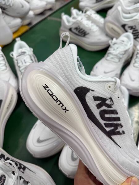 Nike Vomero Plus white/black running