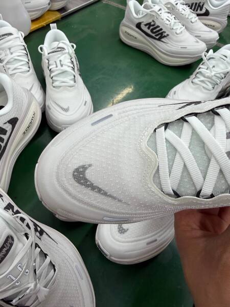 Nike Vomero Plus white/black running