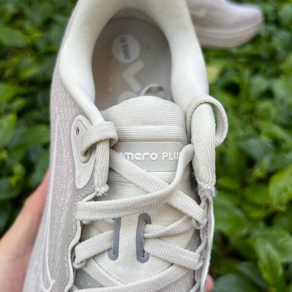 Nike Vomero Plus HV8150-001 Light Bone Phantom-Lt Iron Ore EU 40 running lifestyle