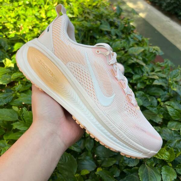 Nike Vomero 18 HM6804-800 Guava Ice/Sail-Orange Chalk WMNS US 8.5 / MENS US 7 / EUR 40 running
