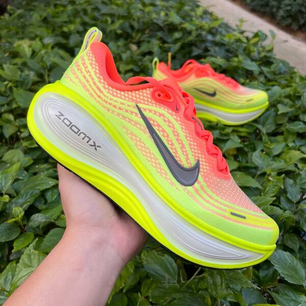 Nike Vomero Plus Bright Mango / Metallic Dark Grey / neon yellow EU 40 running