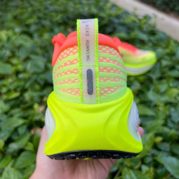 Nike Vomero Plus Bright Mango / Metallic Dark Grey / neon yellow EU 40 running
