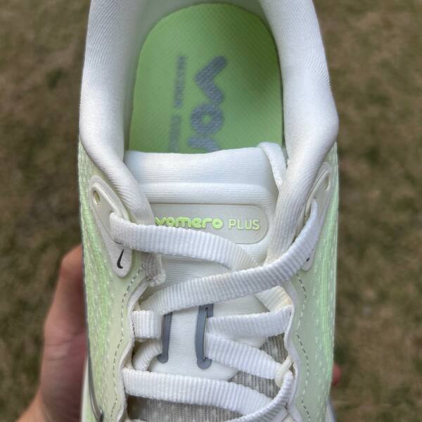 Nike Vomero Plus Sail Metallic Silver neon green EU 39 running lifestyle