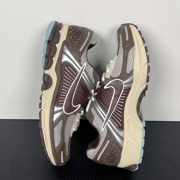 Nike Zoom Vomero 5 FD9920-022 brown/silver/cream/light blue running
