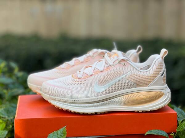 Nike Vomero 18 HM6804-800 Guava Ice/Sail-Orange Chalk WMNS US 8.5 / MENS US 7 / EUR 40 running