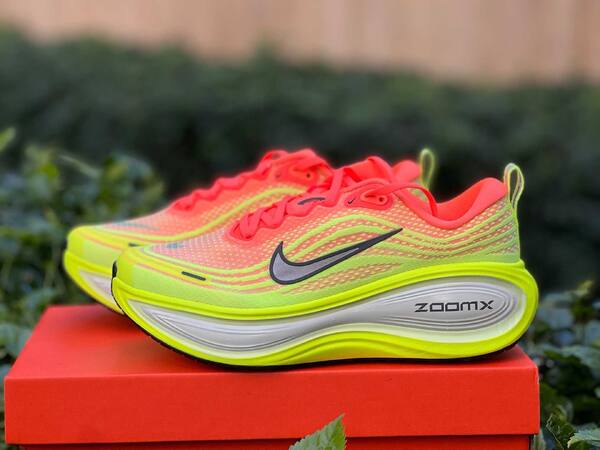 Nike Vomero Plus Bright Mango / Metallic Dark Grey / neon yellow EU 40 running