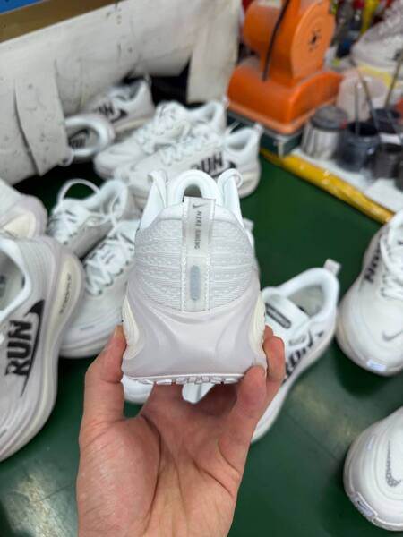 Nike Vomero Plus white/black running