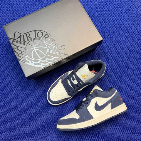 Jordan Air Jordan 1 Low SE IO7448-400 Sail Navy Blue Red US 7 UK 6 BR 38 EUR 40 CM 25 Sneaker - Unisex (BS-87171)