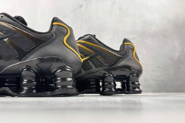 Nike Shox TL Black/Gold lifestyle