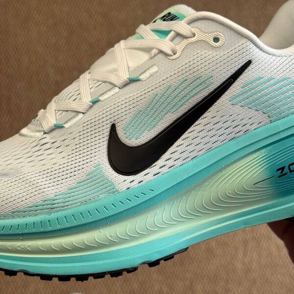 Nike Vomero 18 white black with aqua blue sole EU 41 running lifestyle